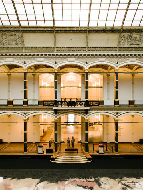 Blick auf die Fassade des Lichthofs im Gropius Baus: Hohe Decken, elegante Säulen und große Fensterflächen schaffen eine lichtdurchflutete Atmosphäre.