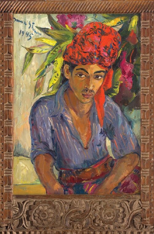 Auf dem Gemälde Zanzibar Boy von Irma Stern sitzt ein junger Mann mit roter Mütze und farbenprächtiger Kleidung vor einer hellen Wand mit buntem Pflanzenwerk und schaut die Betrachtenden interessiert an