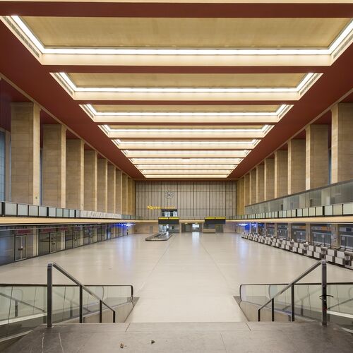 Die markante Architektur der leeren Haupthalle des Flughafen Tempelhof mit ihren hohen Decken und Säulen.