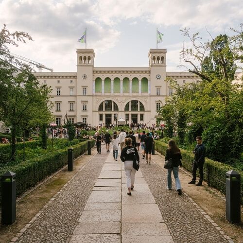 Zu "Open house" lädt der Hamburger Bahnhof mit seinem weitläufigen Park zum Verweilen ein. Dort sind viele Menschen, Sonnenschirme und Klappstühle aufgebaut.