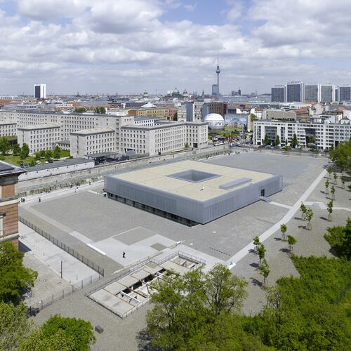Luftbild des Geländes der Topographie des Terrors. Dahinter die Skyline von Berlin. Zu sehen ist etwa der Fernsehturm.