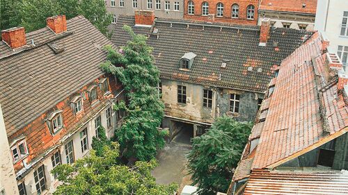 Blick aus der Vogelperspektive auf einen Teil des Innenhofs des KW Institute for Contemporary Art.