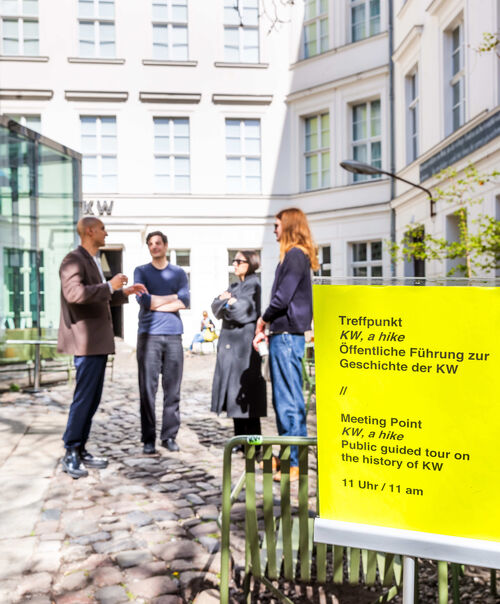 Eine Gruppe von vier Personen bei einer Führung durch Berlin.