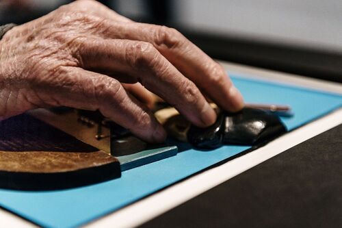 Eine Hand ertastet ein Tastbild in der Berlinischen Galerie.