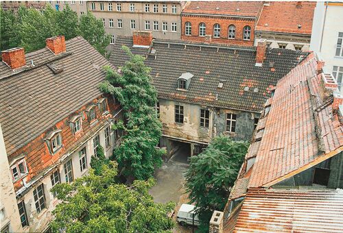 Blick aus der Vogelperspektive auf einen Teil des Innenhofs der KW.