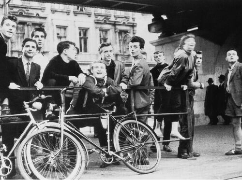 Aus dem Film "Die Halbstarken". Zu sehen sind mehrere Junge Männer die sich unter dem U-bahnbogen auf der Schönhauser Allee treffen.