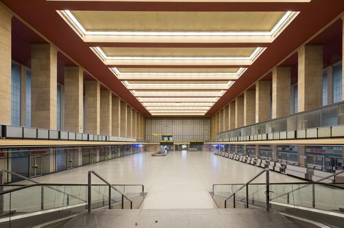 Die markante Architektur der leeren Haupthalle des Flughafen Tempelhof mit ihren hohen Decken und Säulen.