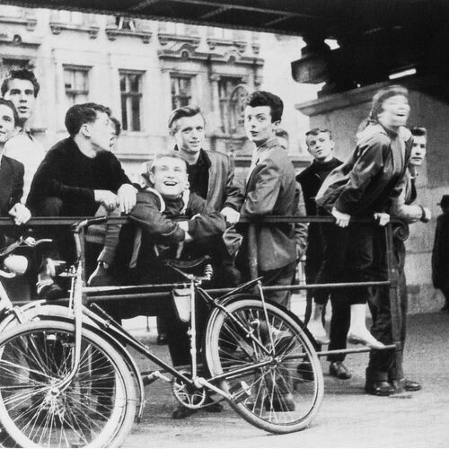 Aus dem Film "Die Halbstarken". Zu sehen sind mehrere Junge Männer die sich unter dem U-bahnbogen auf der Schönhauser Allee treffen.