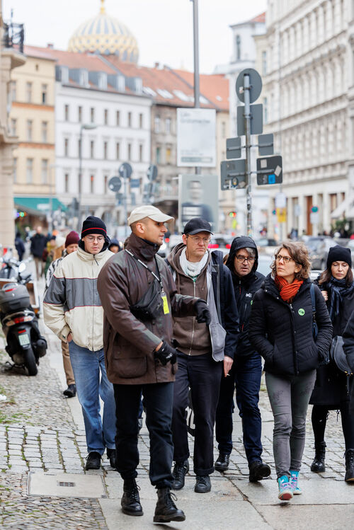 Eine Gruppe von sechs Personen bei einer Führung durch Berlin.