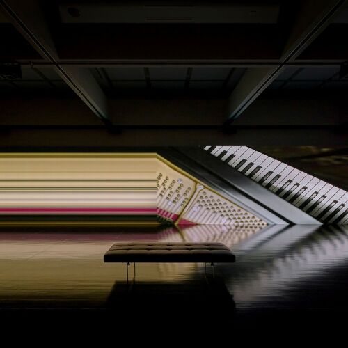 Großformatige Videoinstallation mit Klaviertasten und Flügelmechanik in einem abgedunkelten Ausstellungsraum.