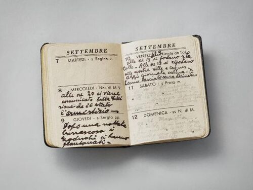 Ein aufgeschlagener Kalender des Hauptmanns Mario Zipoli aus den 1940er Jahren. Die handschriftlichen Einträge in italienischer Sprache für den Monat September sind teilweise lesbar.