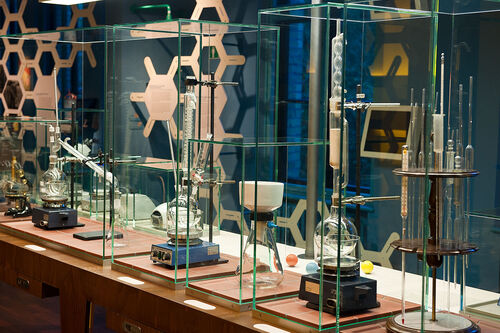 Eine Reihe ausgestellter chemischer Instrumente zur Destillation, Filtration oder Extraktion chemischer Stoffe im Museum. 