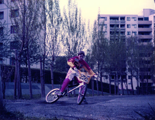 Ein Foto aus den Achziger Jahren mit einem Jungen auf einem BMX Rad im Märkischen Viertel.