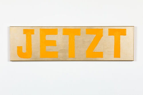 Das Wort JETZT in Großbuchstaben in gelber Farbe auf goldenen Hintergrund gemalt.
