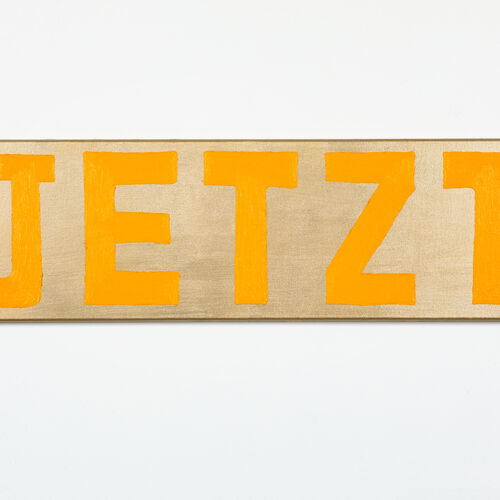 Das Wort JETZT in Großbuchstaben in gelber Farbe auf goldenen Hintergrund gemalt.