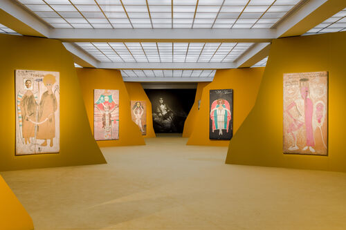  Ausstellungsansicht im Hamburger Bahnhof mit 5 Gemälden der Künstlerin Semiha Berksoy an gelben Wänden.