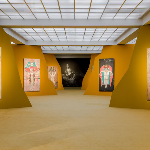  Ausstellungsansicht im Hamburger Bahnhof mit 5 Gemälden der Künstlerin Semiha Berksoy an gelben Wänden.