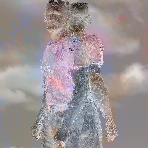 Ein digital verfremdetes Porträt eines Mannes mit negativen Farben und transparenter Überlagerung. Sein Körper erscheint verzerrt, fast geisterhaft. Vor einem wolkigen Himmel wirkt die Figur surreal, als würde sie zwischen Realität und Illusion schweben, ihre Konturen verschwimmen und eine traumartige Atmosphäre erzeugen.