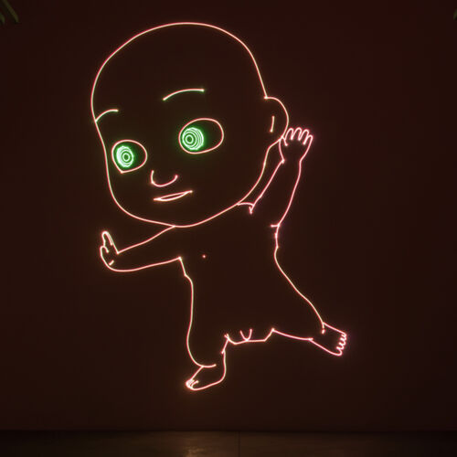 Eine bildfüllende Laserprojektion eines riesigen Babys in neonfarbenen Konturen und großen, grünen Augen vor dunkelbraunem Hintergrund von Matt Copson in der Installation Age of Coming