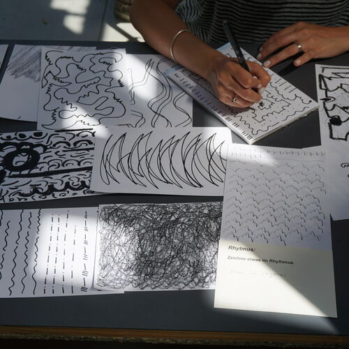 Foto, Expressive Formen und Linien, die mit Zeichenkohle auf Papier gemalt wurden.