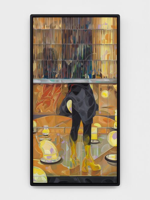 Das Werk Breaking and Entering von Odutala zeigt durch ein halbgeöffnetes Fenster Fragmente einer weiblichen Figur vor einem vielfarbigen Hintergrund, wobei die Formen und Farben der Kleidung mit weiteren Bildobjekten spannungsreich in Beziehung stehen