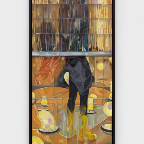 Das Werk Breaking and Entering von Odutala zeigt durch ein halbgeöffnetes Fenster Fragmente einer weiblichen Figur vor einem vielfarbigen Hintergrund, wobei die Formen und Farben der Kleidung mit weiteren Bildobjekten spannungsreich in Beziehung stehen