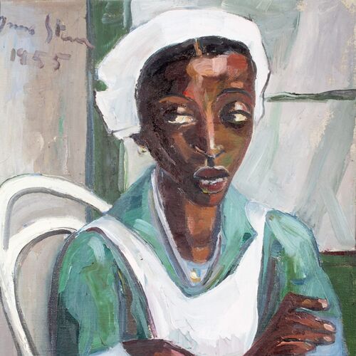 Das Gemälde Maid in Uniform von Irma Stern zeigt ein Halbfigur-Porträt einer Schwarzen weiblich gelesenen Person mit ausdrucksstarkem Gesicht in Grün-Weißer Kleidung einer Krankenschwester, die mit verschränkten Armen auf einem Stuhl vor hellem Hintergrund sitzt
