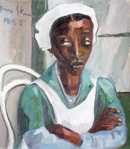 Das Gemälde Maid in Uniform von Irma Stern zeigt ein Halbfigur-Porträt einer Schwarzen weiblich gelesenen Person mit ausdrucksstarkem Gesicht in Grün-Weißer Kleidung einer Krankenschwester, die mit verschränkten Armen auf einem Stuhl vor hellem Hintergrund sitzt