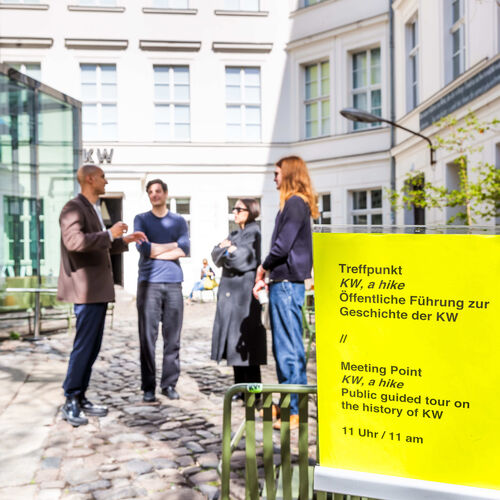 Eine Gruppe von vier Personen bei einer Führung durch Berlin.