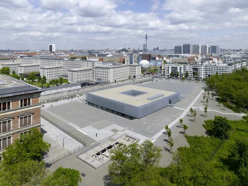 Luftbild des Geländes der Topographie des Terrors. Dahinter die Skyline von Berlin. Zu sehen ist etwa der Fernsehturm.