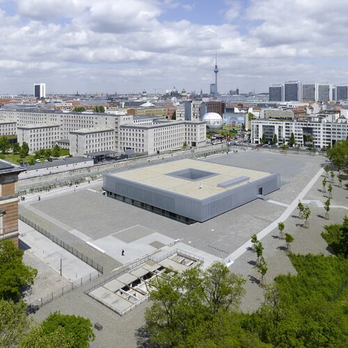Luftbild des Geländes der Topographie des Terrors. Dahinter die Skyline von Berlin. Zu sehen ist etwa der Fernsehturm.